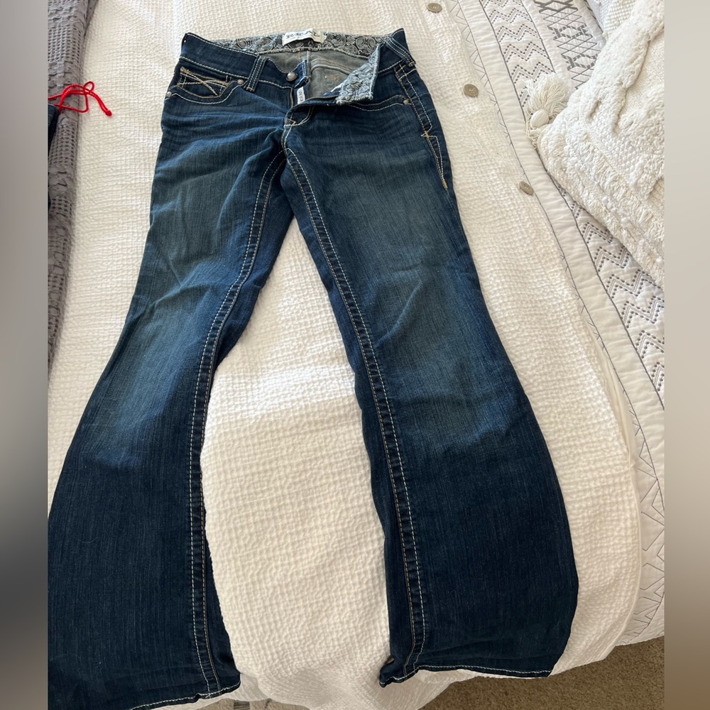 Ariait jeans size 27 no holes worn 6 hours just to long for me.